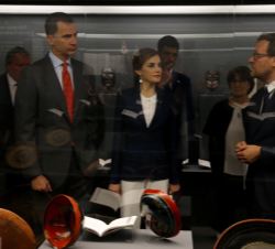 Don Felipe y Doña Letizia durante su recorrido por la exposición